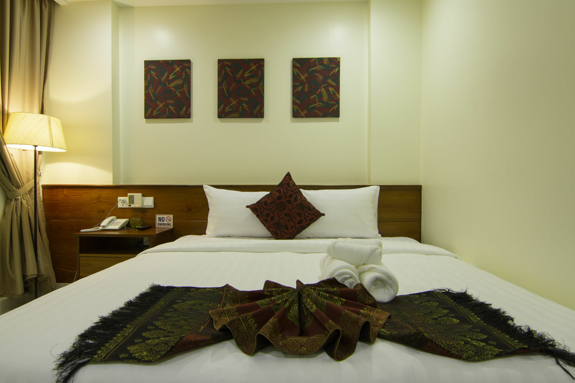Rose Emerald Hotel Phnom Penh Esterno foto