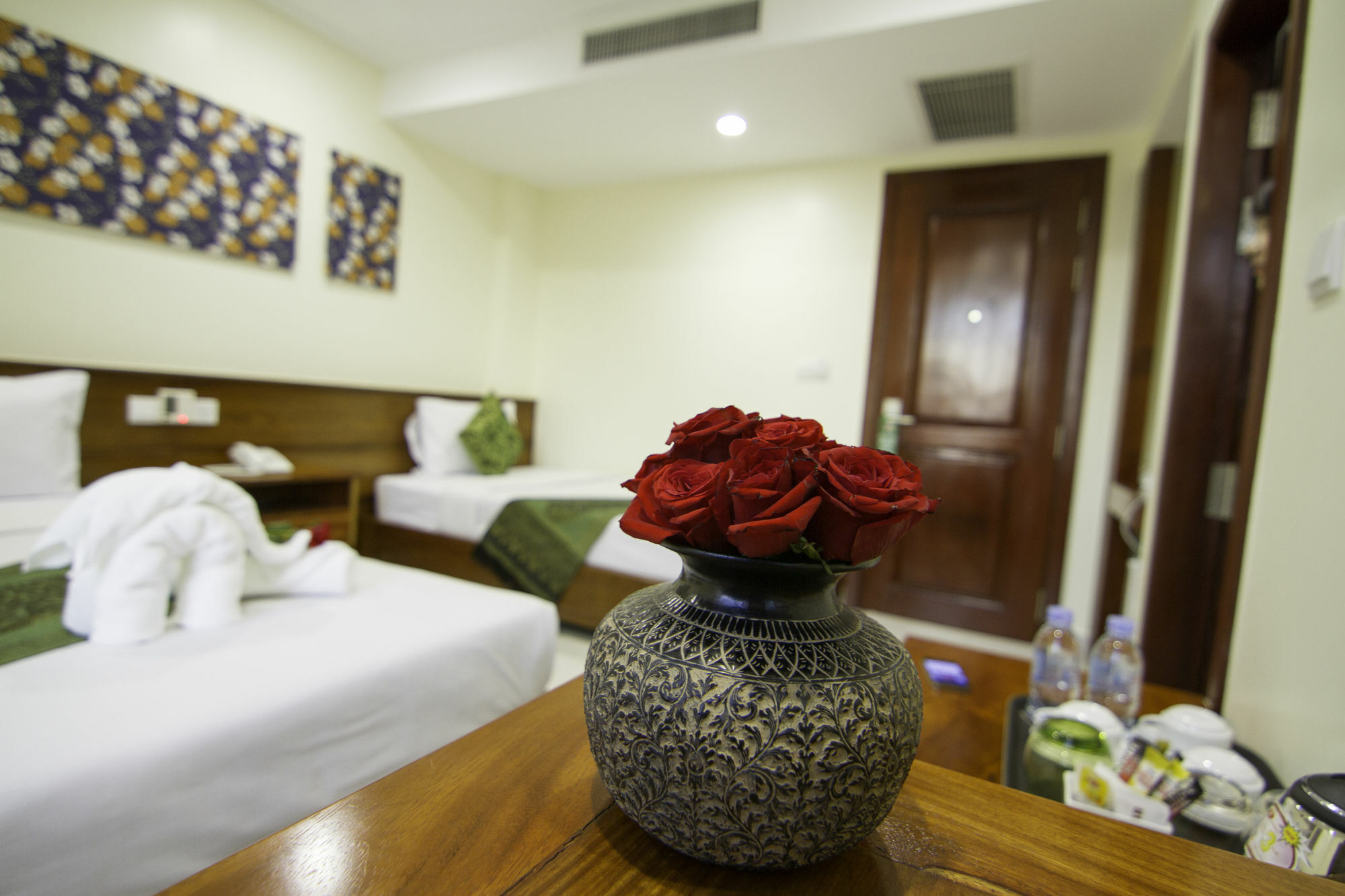 Rose Emerald Hotel Phnom Penh Esterno foto