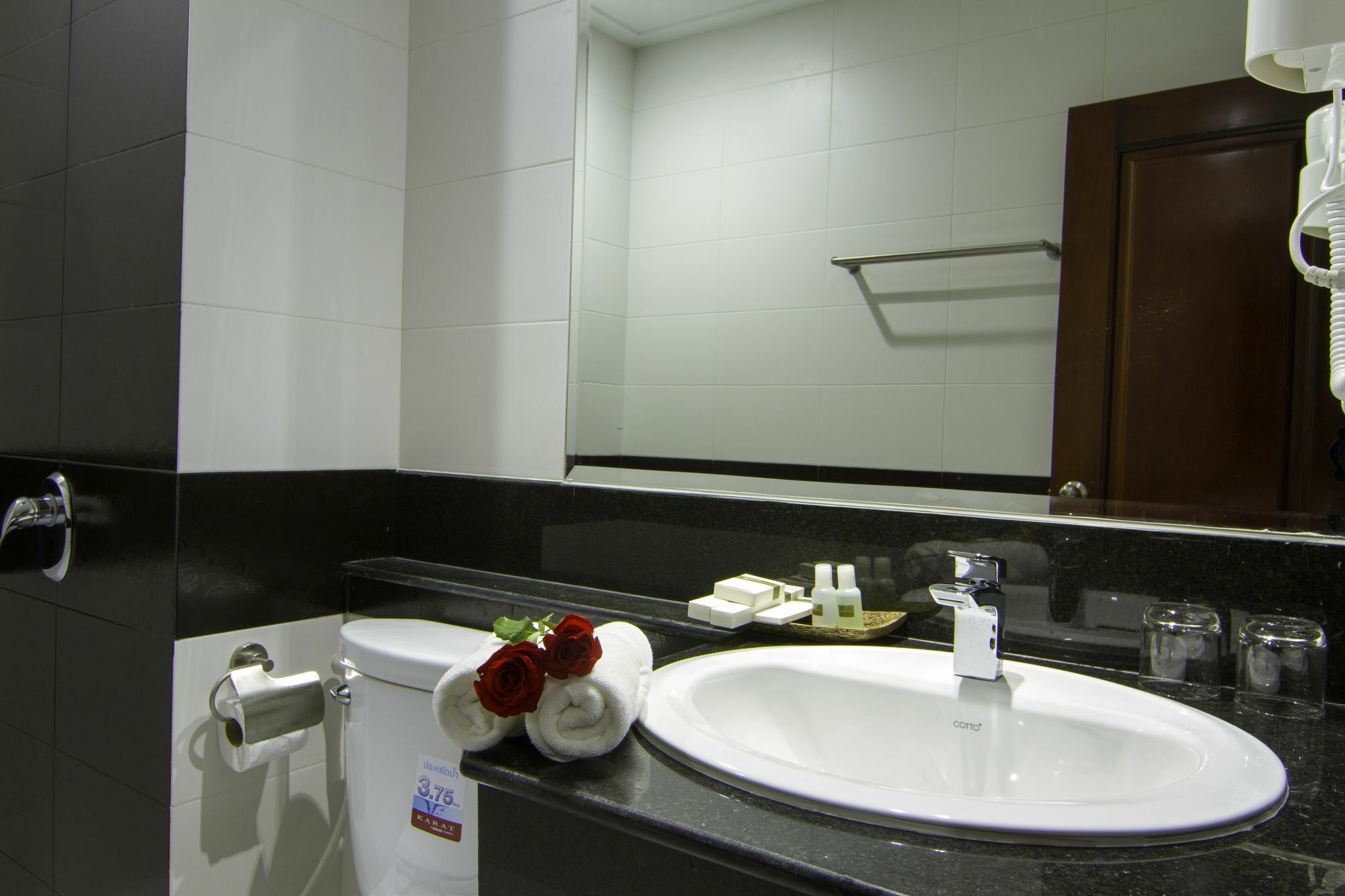 Rose Emerald Hotel Phnom Penh Esterno foto
