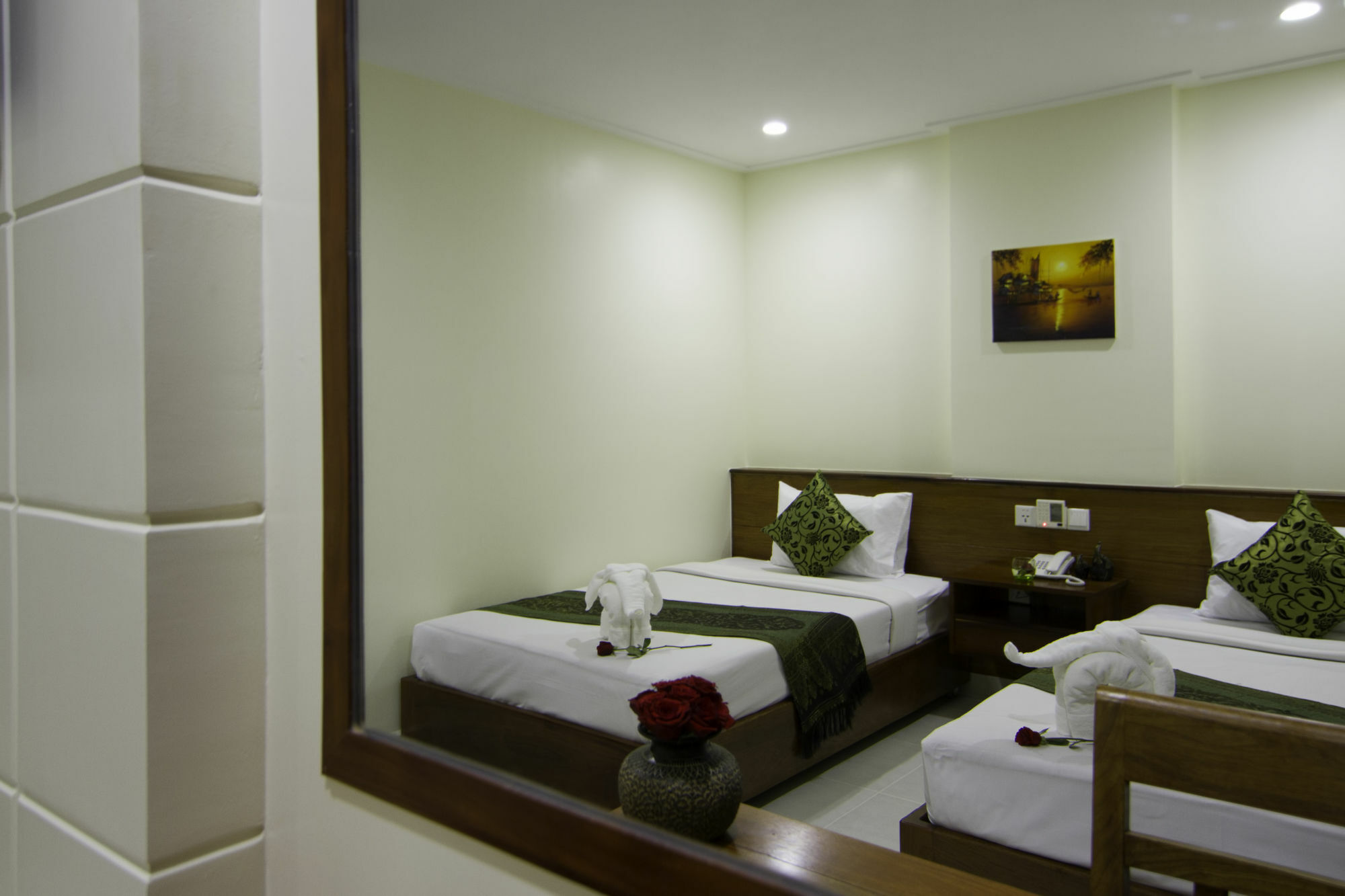 Rose Emerald Hotel Phnom Penh Esterno foto